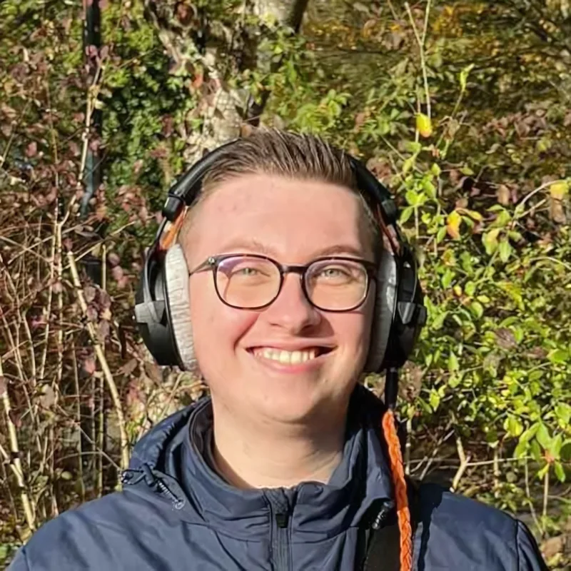 Portrait de Louis Lefol Musil avec un casque audio